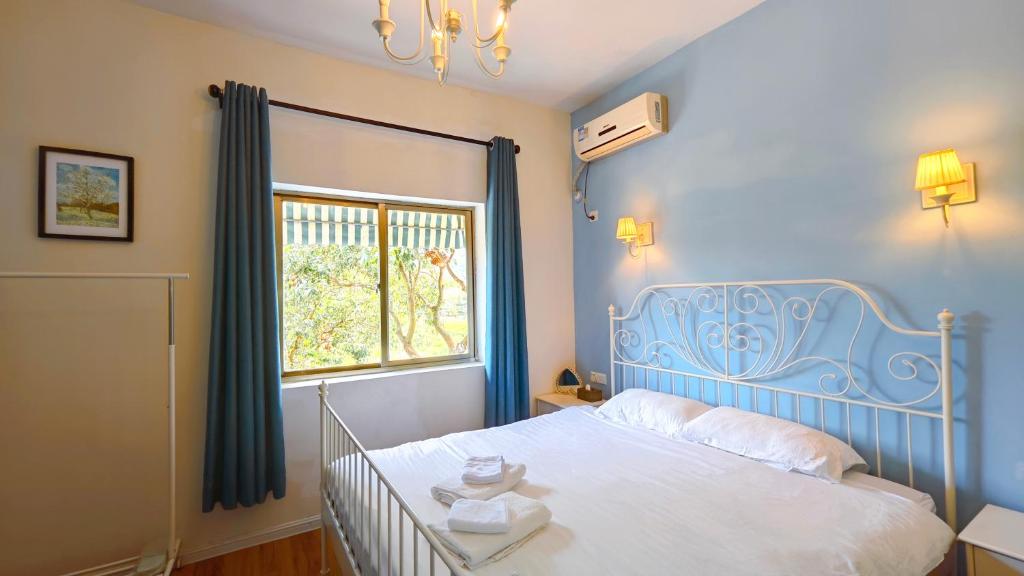 Postel nebo postele na pokoji v ubytování Cloud Tree Inn Boutique Guesthouse XiChong DaPeng ShenZhen 深圳大鹏西涌云树里民宿Yun Shu Li
