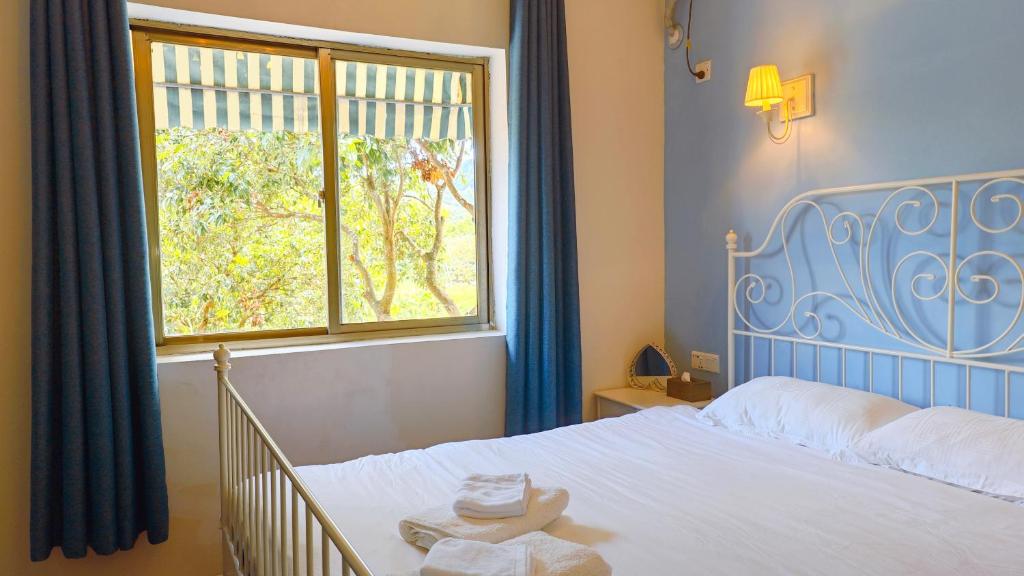 Postel nebo postele na pokoji v ubytování Cloud Tree Inn Boutique Guesthouse XiChong DaPeng ShenZhen 深圳大鹏西涌云树里民宿Yun Shu Li