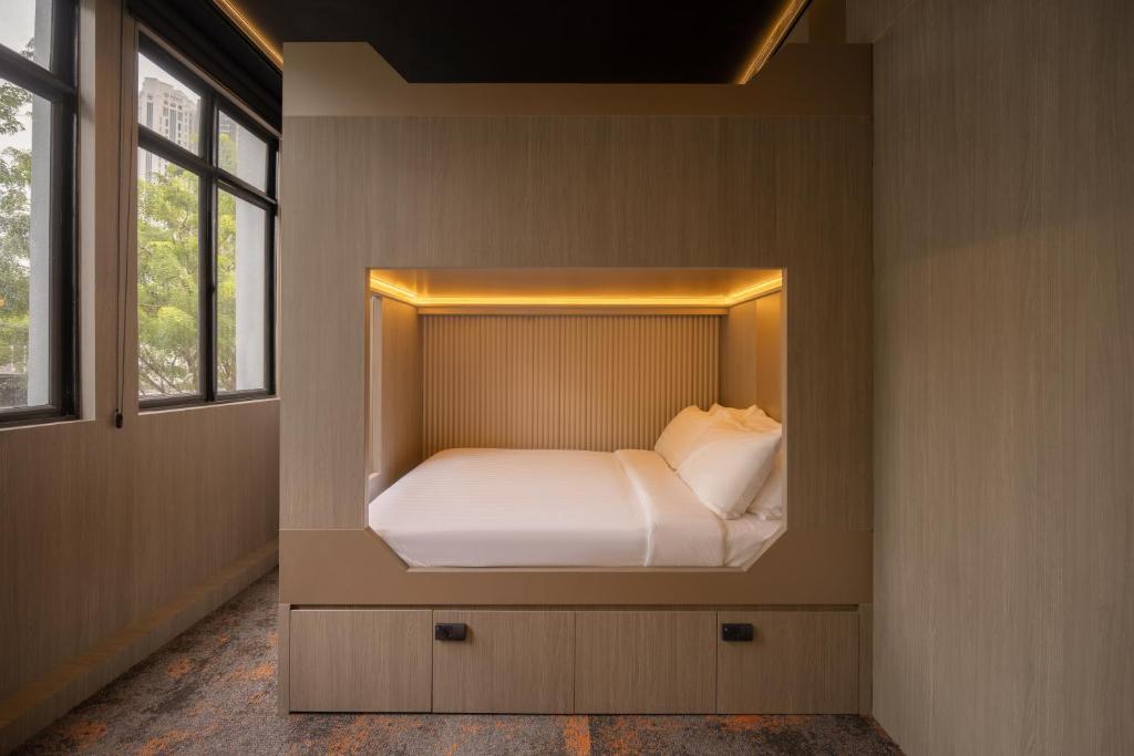 Giường trong phòng chung tại Cube Social Boutique Capsule Hotel at Boat Quay