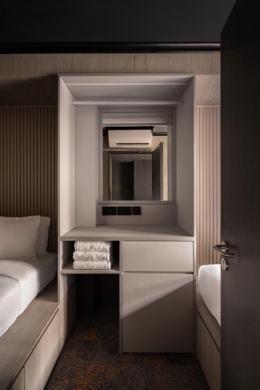 Giường trong phòng chung tại Cube Social Boutique Capsule Hotel at Boat Quay