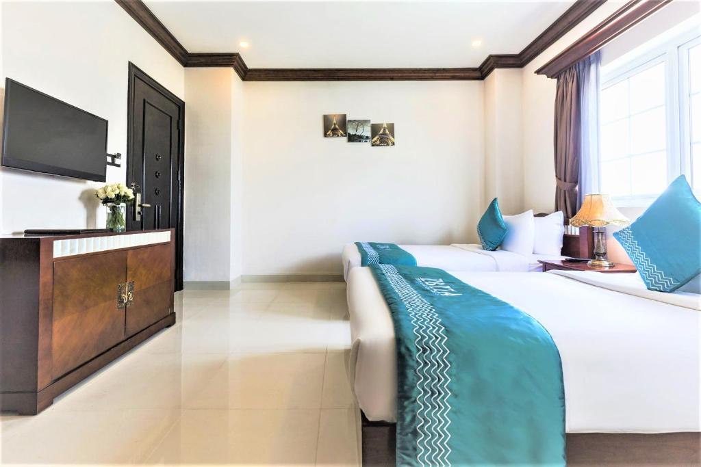 TV a/nebo společenská místnost v ubytování IBIZA Riverfront Da Nang Hotel