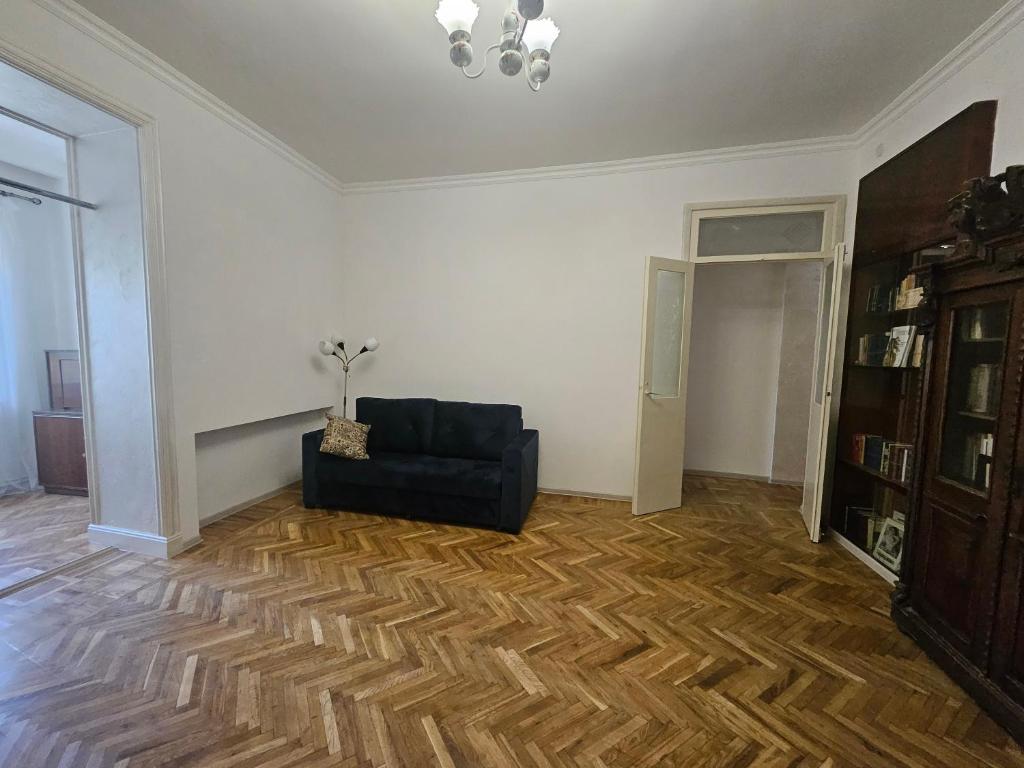 لابی و فضای عمومی Retro style apt You rent a whole apartment in the center of Yerevan - تصویر ۵