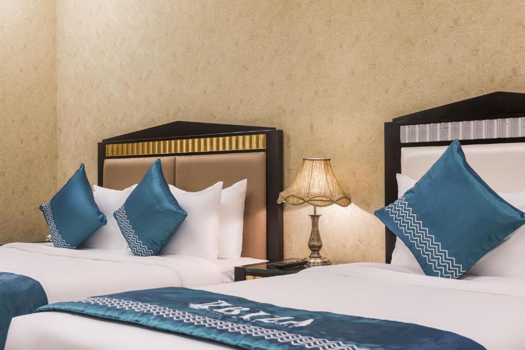 Postel nebo postele na pokoji v ubytování IBIZA Riverfront Da Nang Hotel