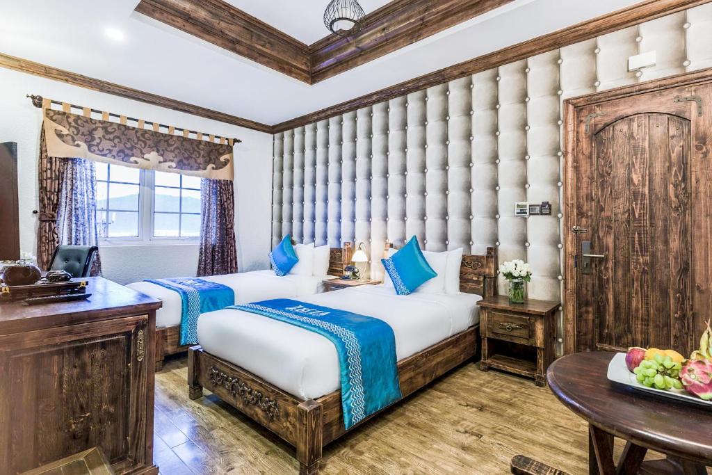 Postel nebo postele na pokoji v ubytování IBIZA Riverfront Da Nang Hotel