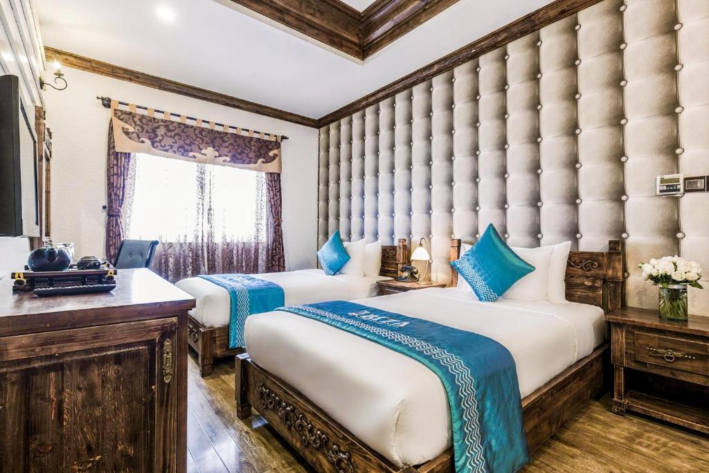 Postel nebo postele na pokoji v ubytování IBIZA Riverfront Da Nang Hotel
