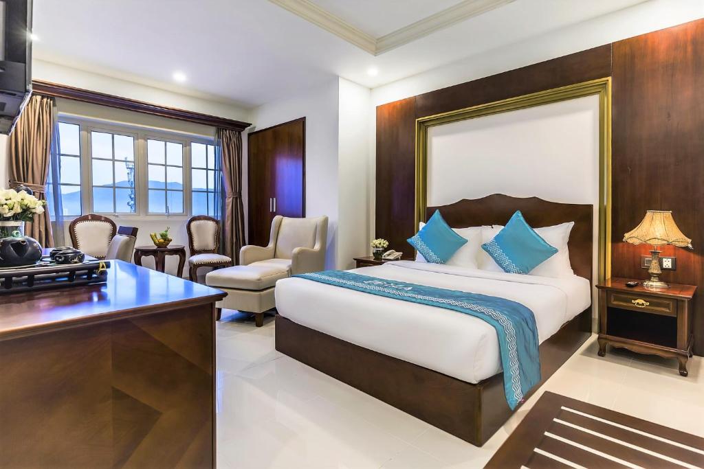 Postel nebo postele na pokoji v ubytování IBIZA Riverfront Da Nang Hotel