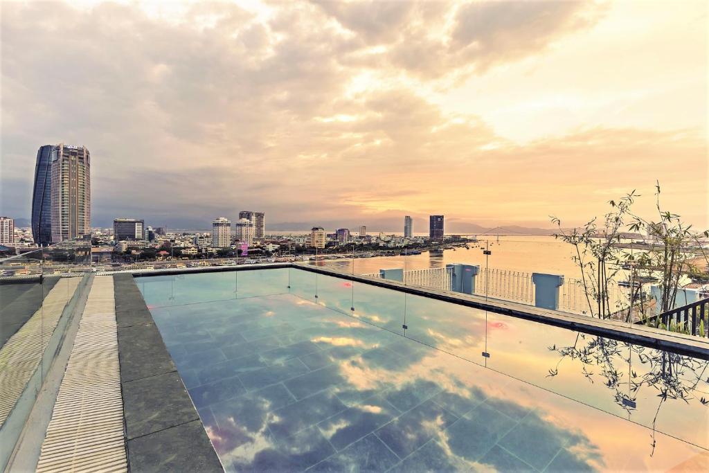 Bazén v ubytování IBIZA Riverfront Da Nang Hotel nebo v jeho okolí