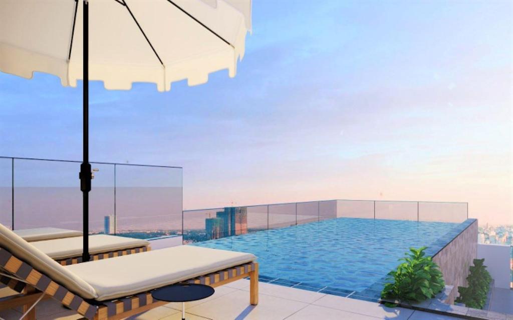Bazén v ubytování IBIZA Riverfront Da Nang Hotel nebo v jeho okolí