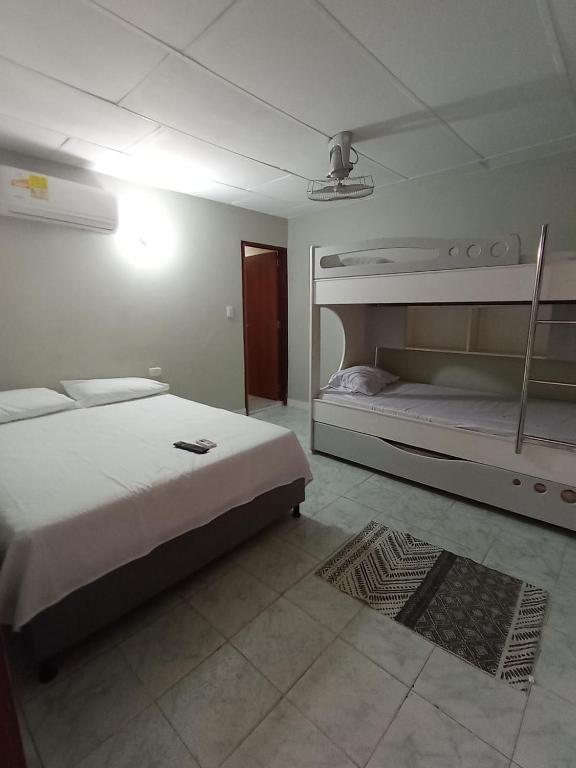 Postel nebo postele na pokoji v ubytování HOSTAL CASA PALMA