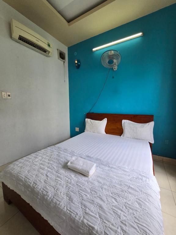 Postel nebo postele na pokoji v ubytování Motel Hạ Long
