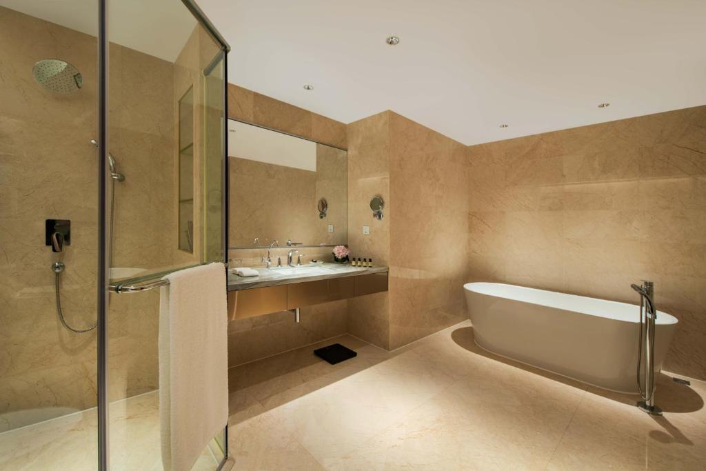 Koupelna v ubytování Dongguan Marriott Hotel