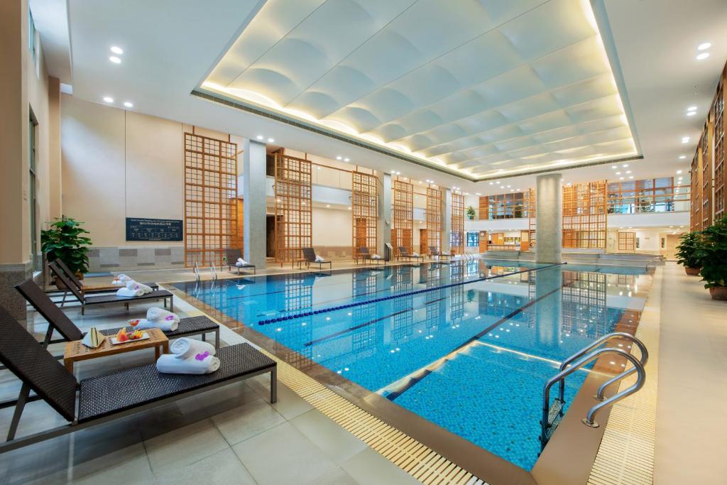 Bazén v ubytování Dongguan Marriott Hotel nebo v jeho okolí