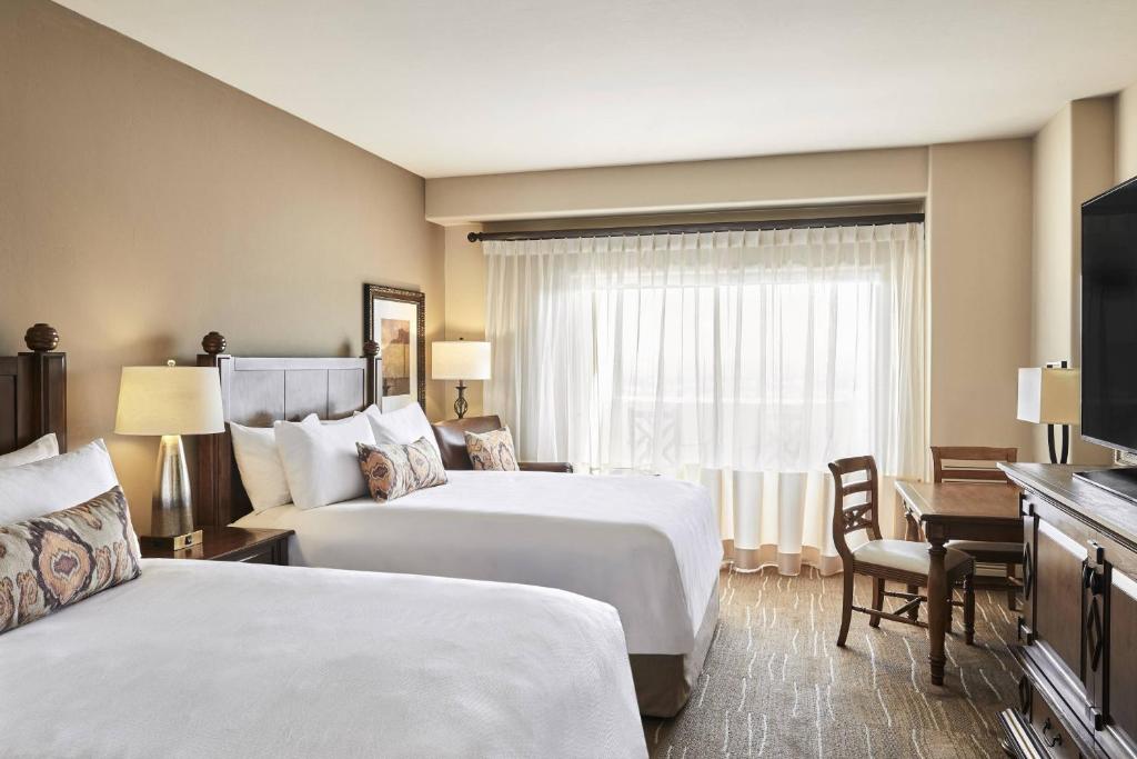 Postel nebo postele na pokoji v ubytování JW Marriott Tucson Starr Pass Resort