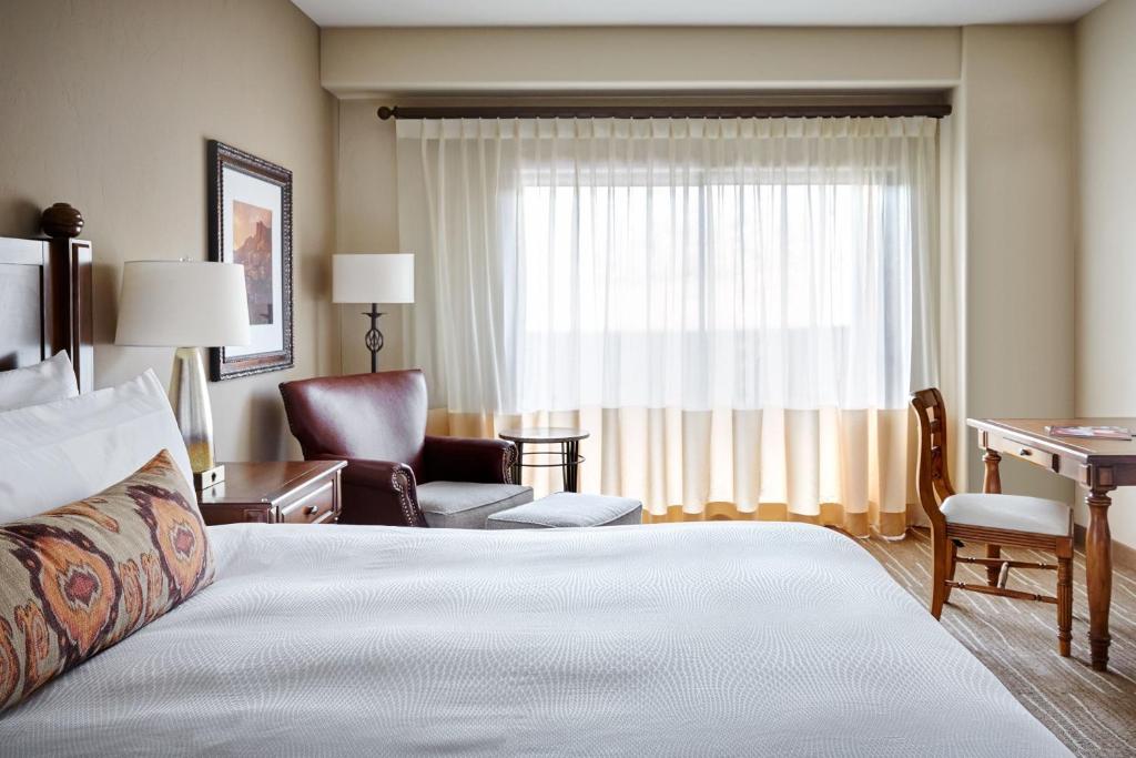 Postel nebo postele na pokoji v ubytování JW Marriott Tucson Starr Pass Resort