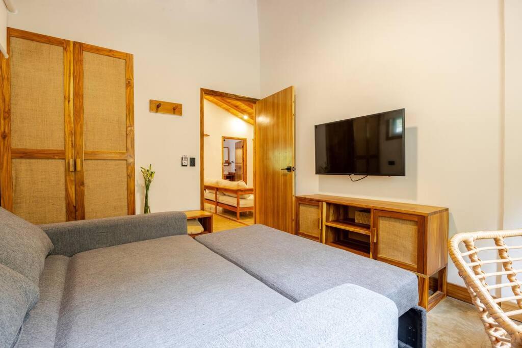 Телевизор и/или развлекательный центр в Casa PlayaAzul, walk to the beach, 3 rooms