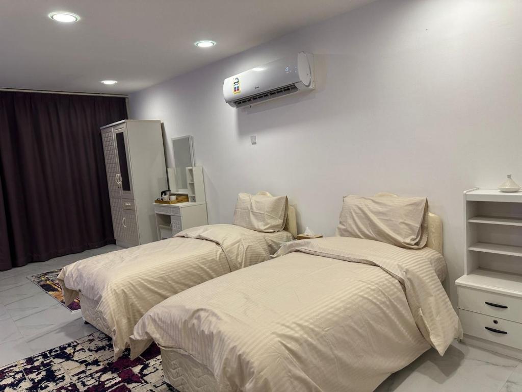 Postel nebo postele na pokoji v ubytování AL- aqyr Rest Garden أستراحة حارة العقر