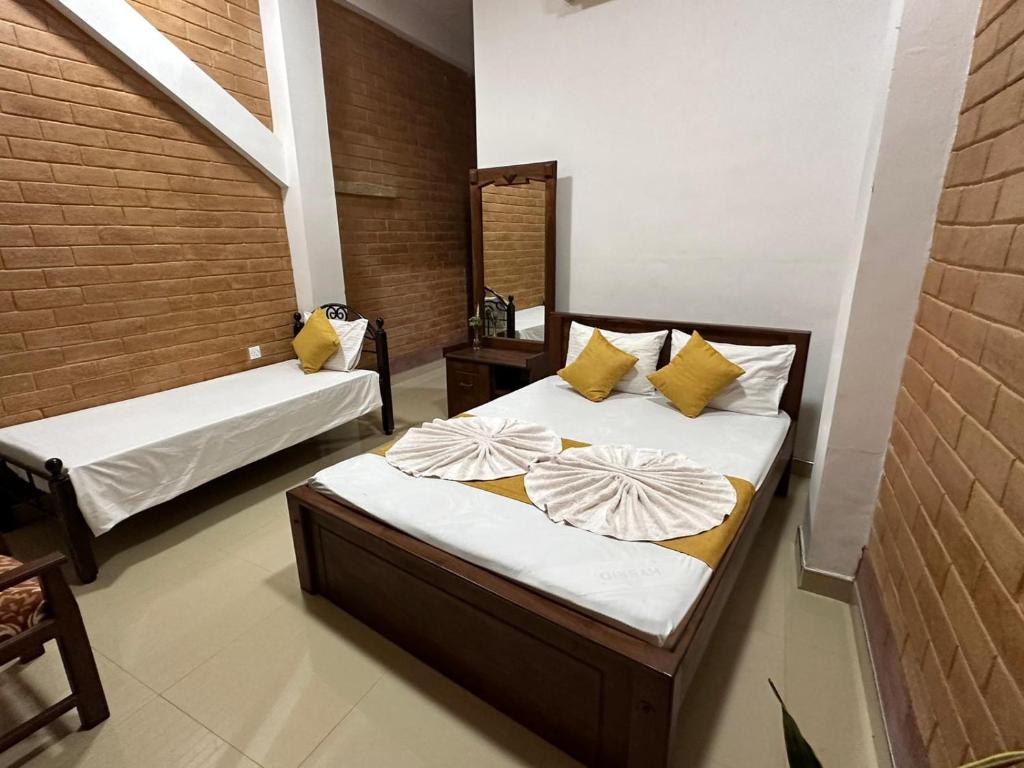 Postel nebo postele na pokoji v ubytování Hotel Varsha