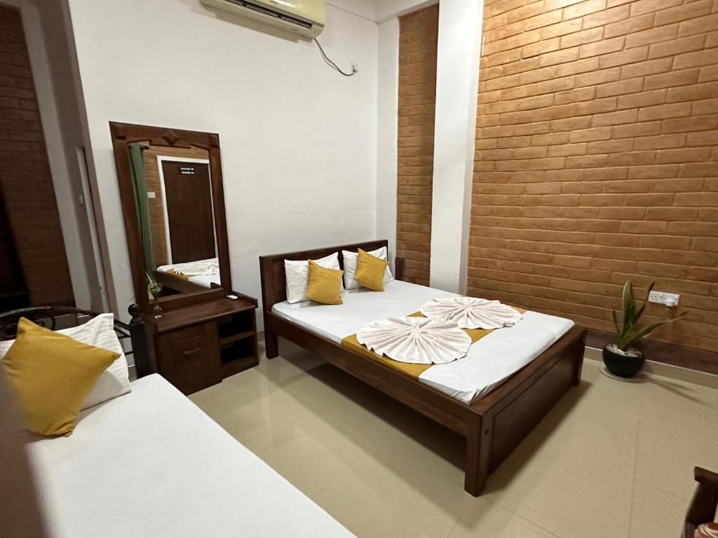 Postel nebo postele na pokoji v ubytování Hotel Varsha