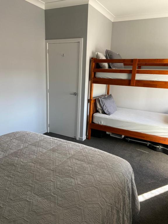Postel nebo postele na pokoji v ubytování Tūīs Place