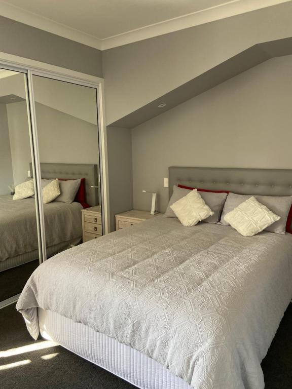 Postel nebo postele na pokoji v ubytování Tūīs Place
