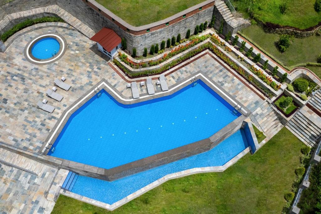 Bazén v ubytování Holiday Inn Resort Kathmandu Budhanilkantha by IHG nebo v jeho okolí
