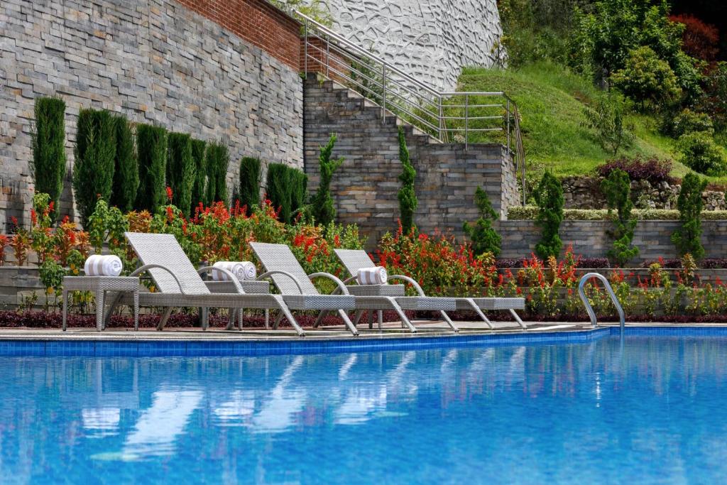 Bazén v ubytování Holiday Inn Resort Kathmandu Budhanilkantha by IHG nebo v jeho okolí