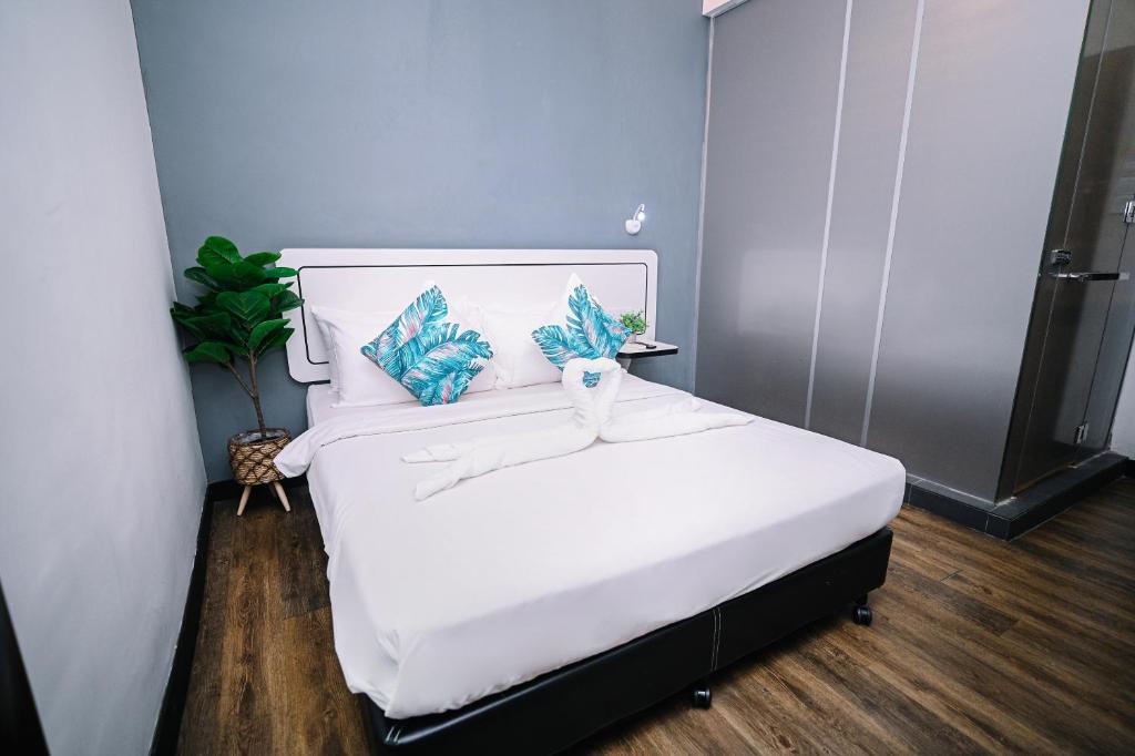 Postel nebo postele na pokoji v ubytování Swing & Pillows - Kota Kemuning Selangor