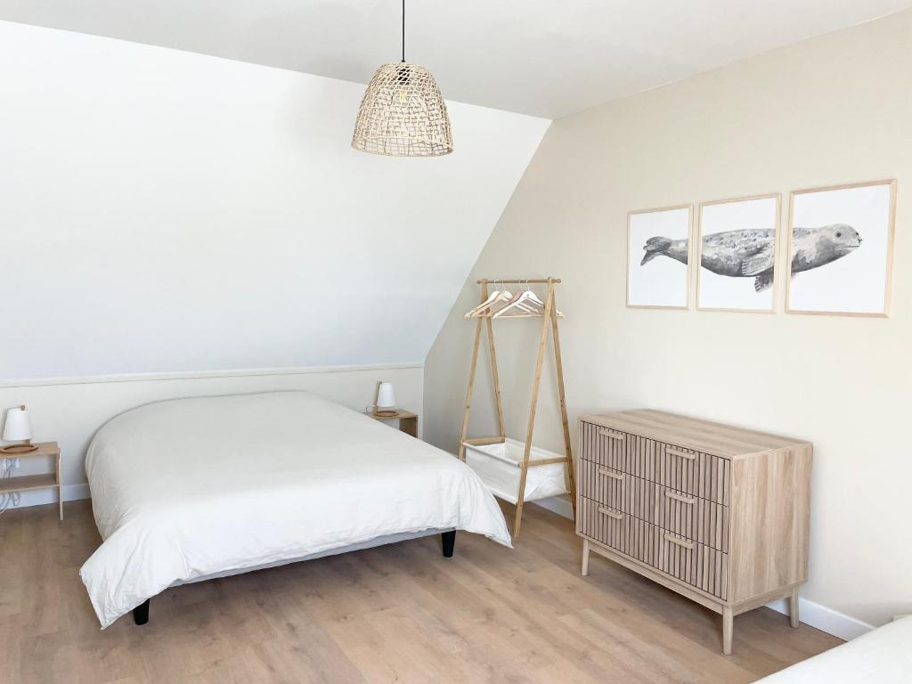 une chambre blanche avec un lit et une table dans l'établissement Vacation home in Etaples - near to Le Touquet, à Étaples