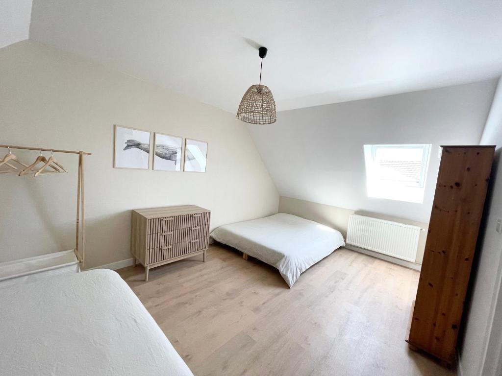 - une petite chambre avec un lit et une petite table dans l'établissement Vacation home in Etaples - near to Le Touquet, à Étaples
