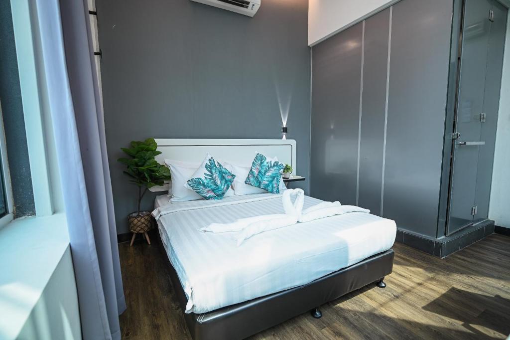 Postel nebo postele na pokoji v ubytování Swing & Pillows - Kota Kemuning Selangor
