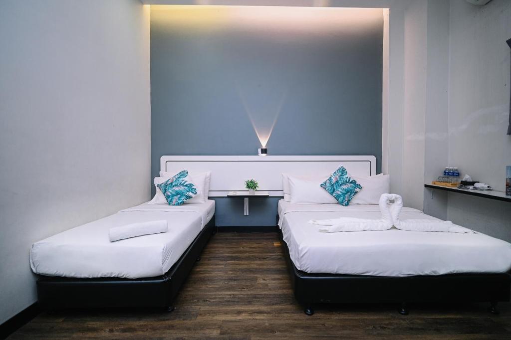 Postel nebo postele na pokoji v ubytování Swing & Pillows - Kota Kemuning Selangor