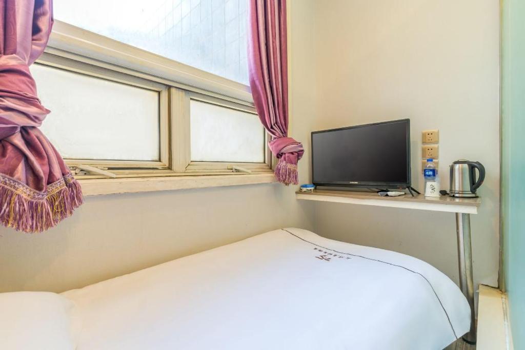 TV a/nebo společenská místnost v ubytování Qiqiaowu Hotel Beijing Daxing Airport Line Caoqiao Subway Station Branch