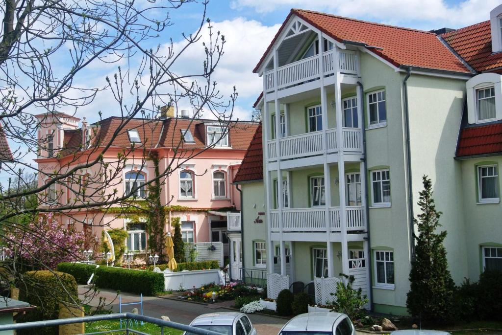 eine Reihe bunter Häuser in einer Stadt in der Unterkunft Fewo Rosenhof 02 in Kühlungsborn