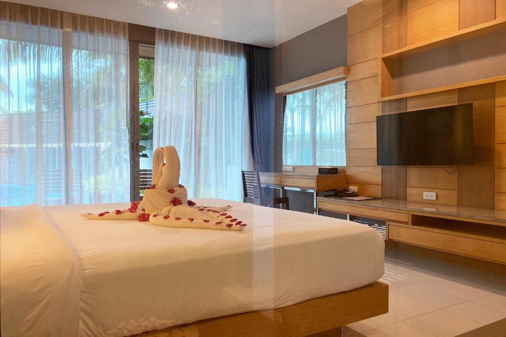 Postel nebo postele na pokoji v ubytování Aqua Resort SHA Plus