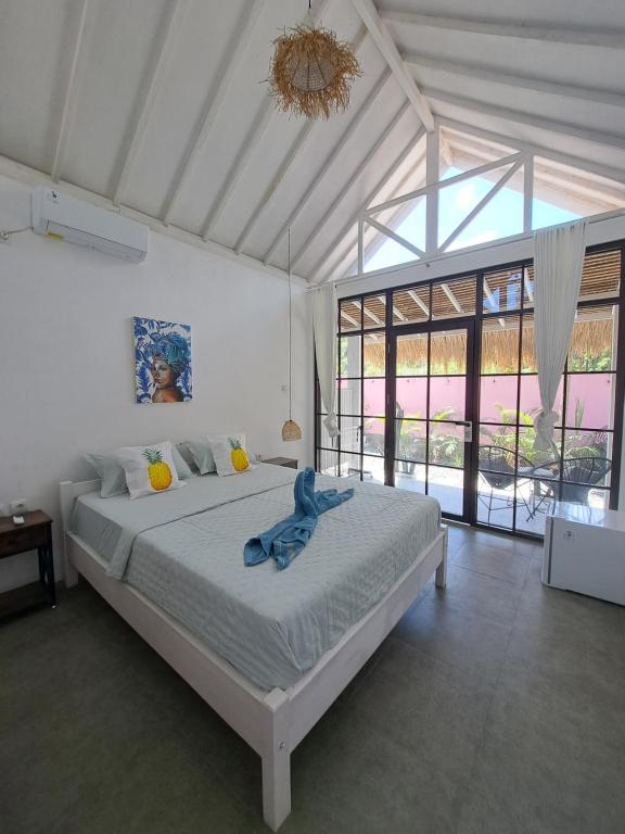 Una cama o camas en una habitación de Coco Colada Bungalows