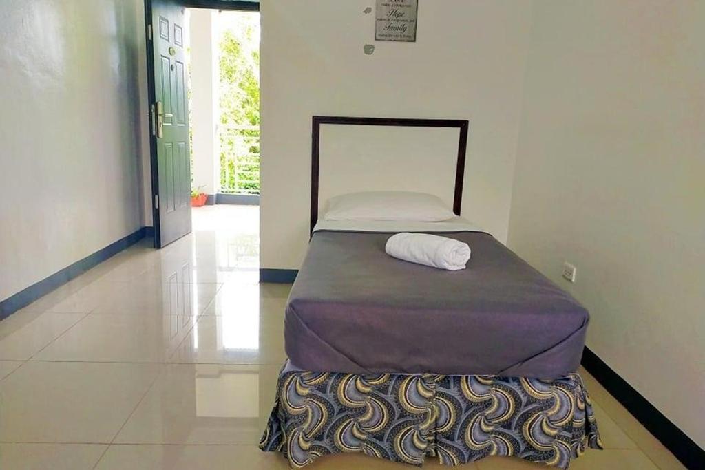 Postel nebo postele na pokoji v ubytování EC Hotel near Laoag Airport
