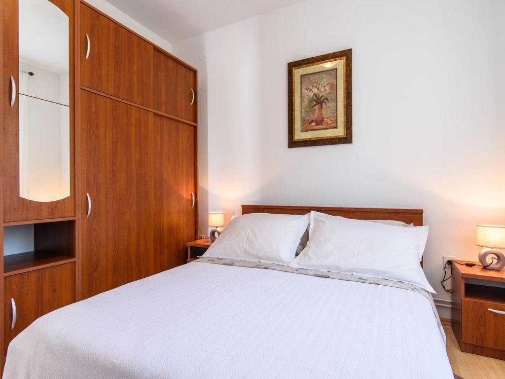 Postel nebo postele na pokoji v ubytování Apartments Beba - peaceful location
