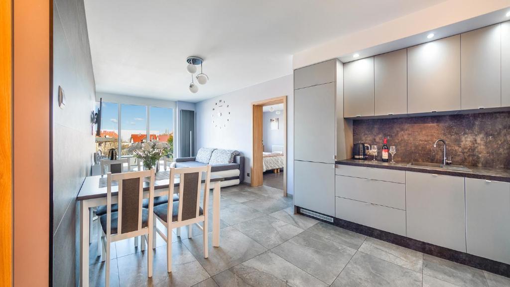Kuchyňa alebo kuchynka v ubytovaní Apartamenty Holiday City - Perłowa Przystań