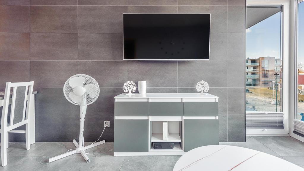 Televízia a/alebo spoločenská miestnosť v ubytovaní Apartamenty Holiday City - Perłowa Przystań