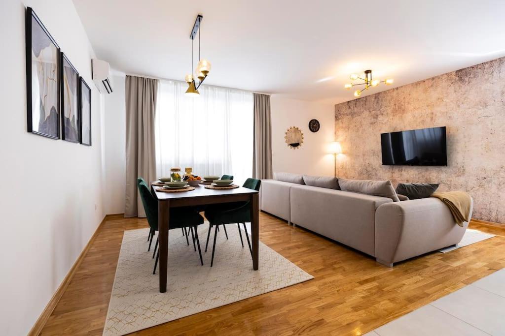The Luxe Residence, Free parking