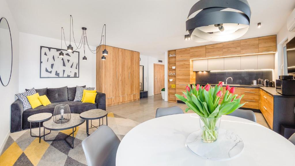 Kuchyňa alebo kuchynka v ubytovaní Apartamenty Holiday City - Perłowa Przystań