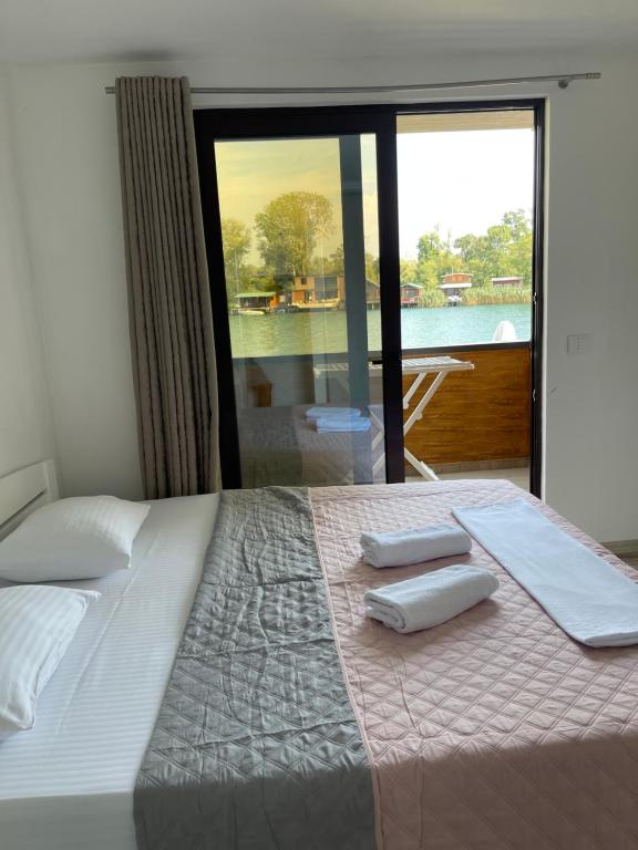 Postelja oz. postelje v sobi nastanitve Lake River House Ada Bojana
