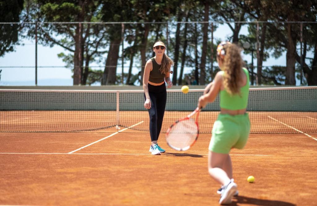 Tennis ja/või seinatennis majutusasutuses Bluesun hotel Neptun - All inclusive või selle läheduses