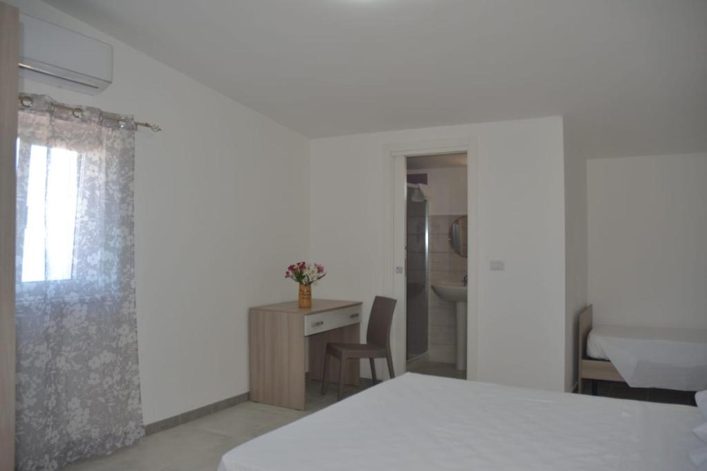Postel nebo postele na pokoji v ubytování Villa Uria monolocali con e senza angolo cottura