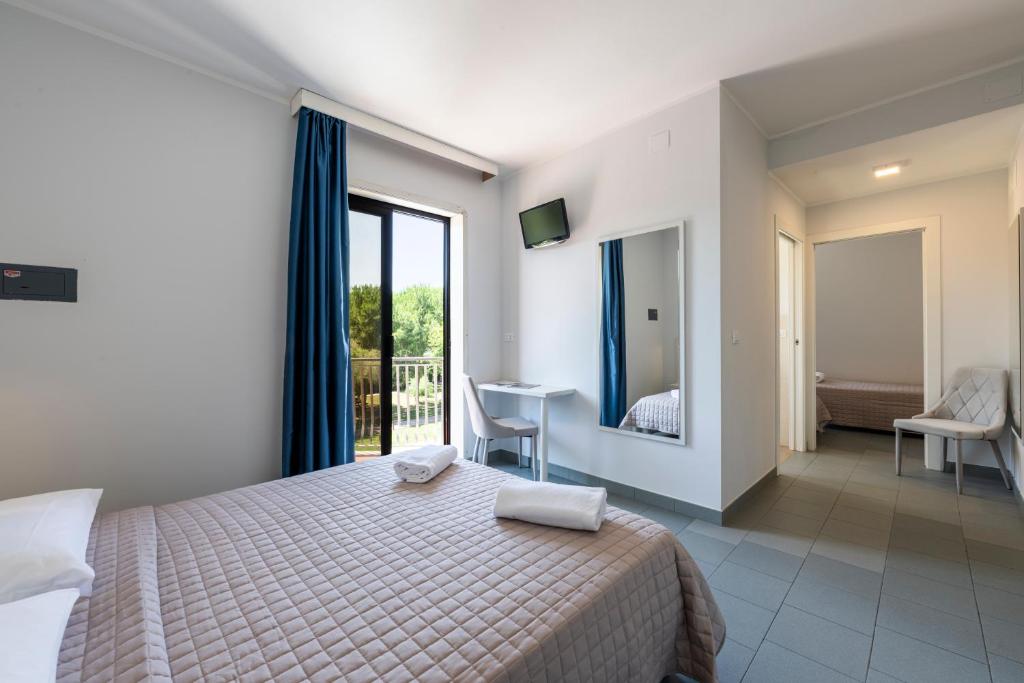 Łóżko lub łóżka w pokoju w obiekcie Hotel La Siesta