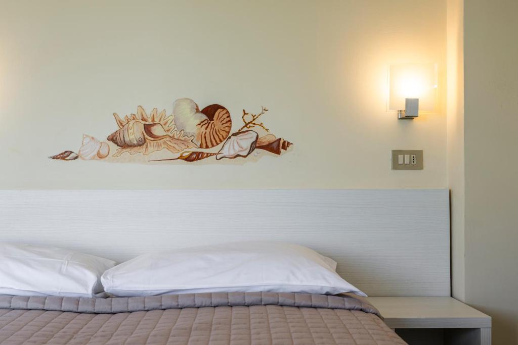 Łóżko lub łóżka w pokoju w obiekcie Hotel La Siesta