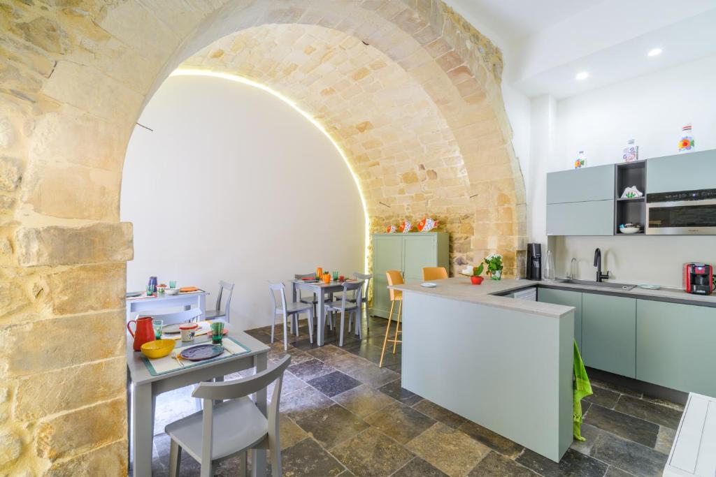 Kuchyň nebo kuchyňský kout v ubytování P43 Sicilian Suites