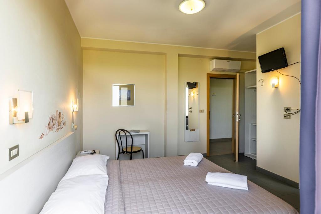 Łóżko lub łóżka w pokoju w obiekcie Hotel La Siesta