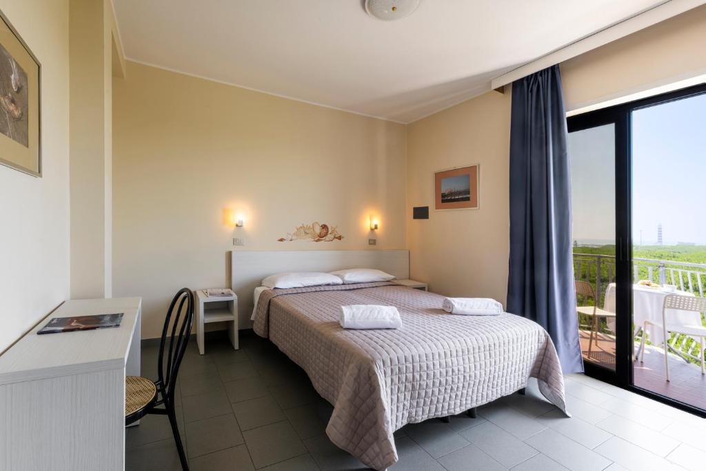 Łóżko lub łóżka w pokoju w obiekcie Hotel La Siesta
