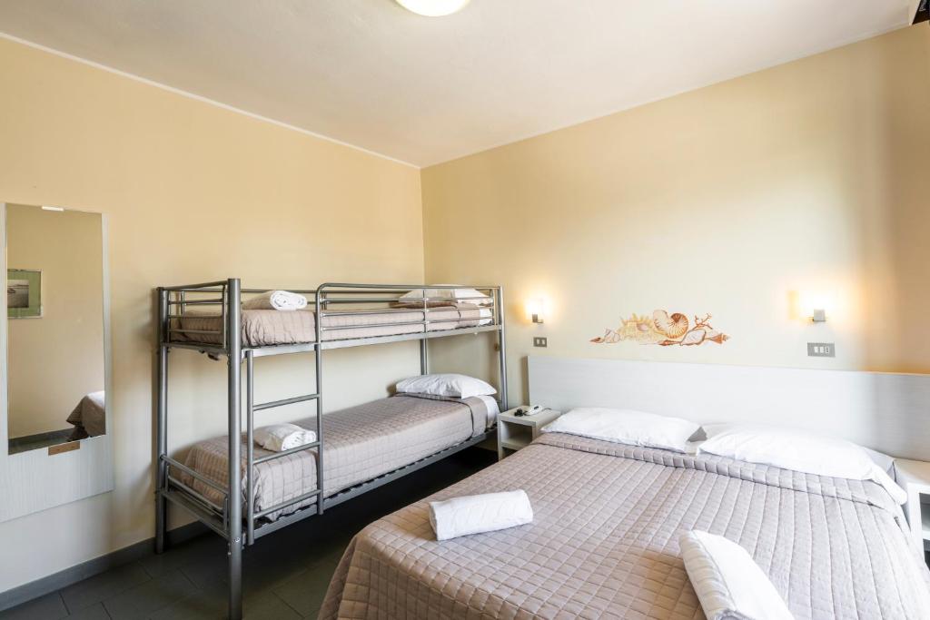 Łóżko lub łóżka w pokoju w obiekcie Hotel La Siesta
